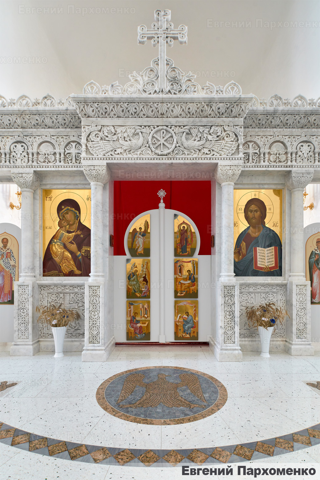 Центральная часть иконостаса из белого камня с павлином над царскими вратами