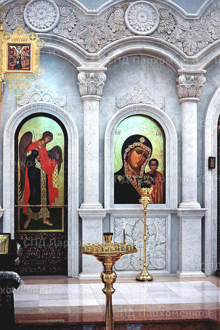 Иконостас из русского мрамора Коелга в византийском стиле