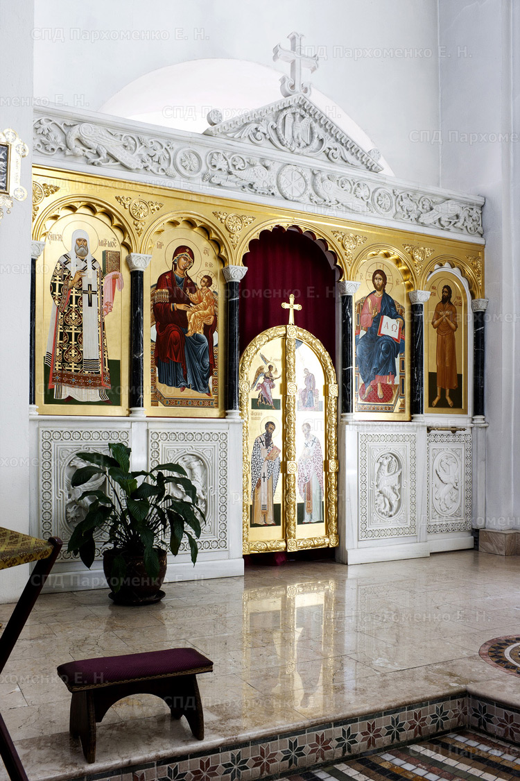 Иконостас из мрамора в храме Дмитрия Солунского