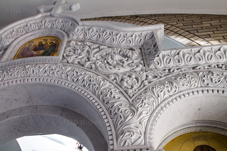 Резная арка из мрамора над царскими вратами иконостаса