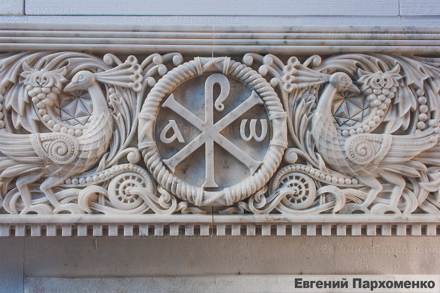 Павлины византийские из мрамора для резного одноярусного иконостаса
