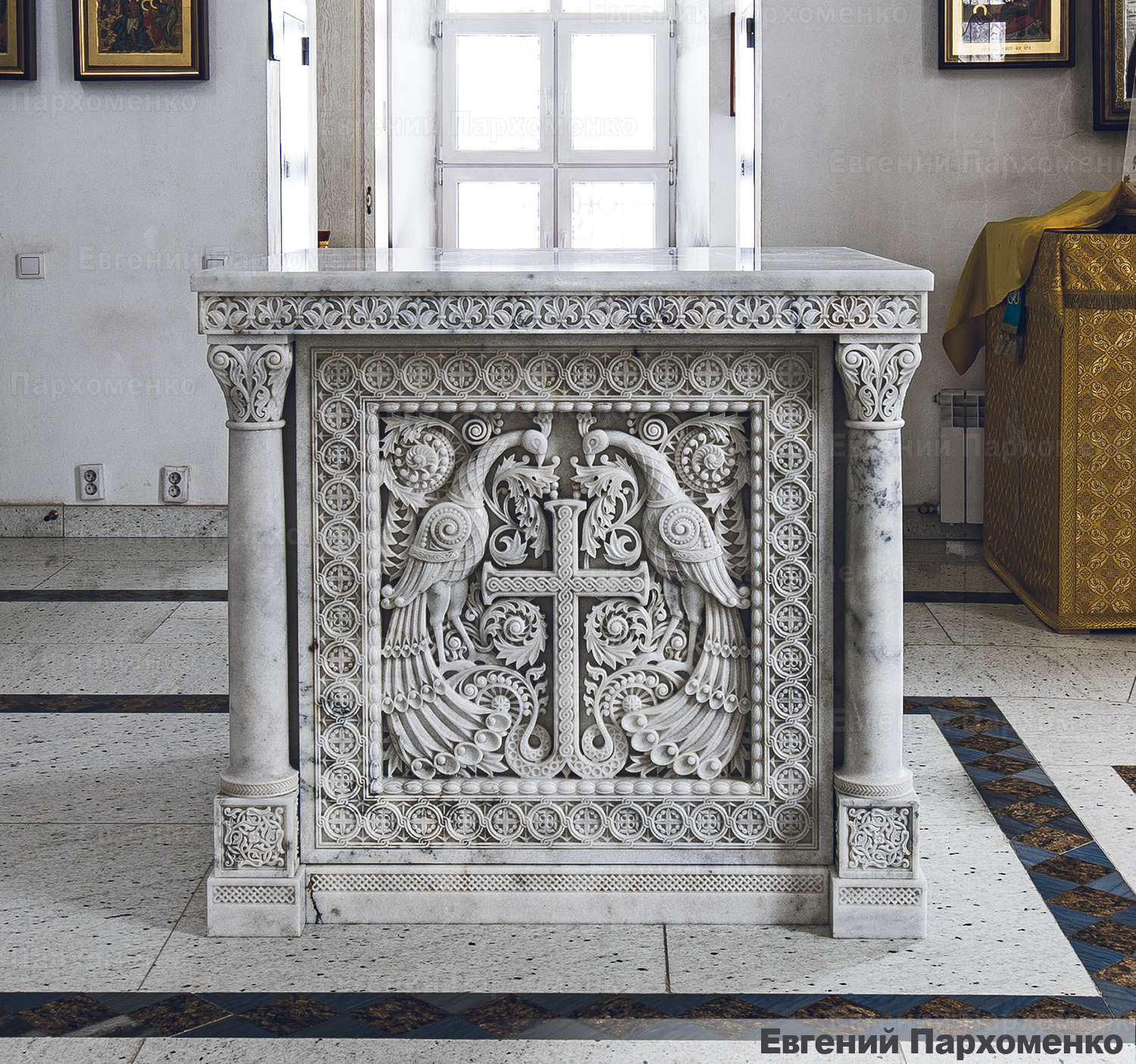Престол из белого мрамора в неовизантийском стиле