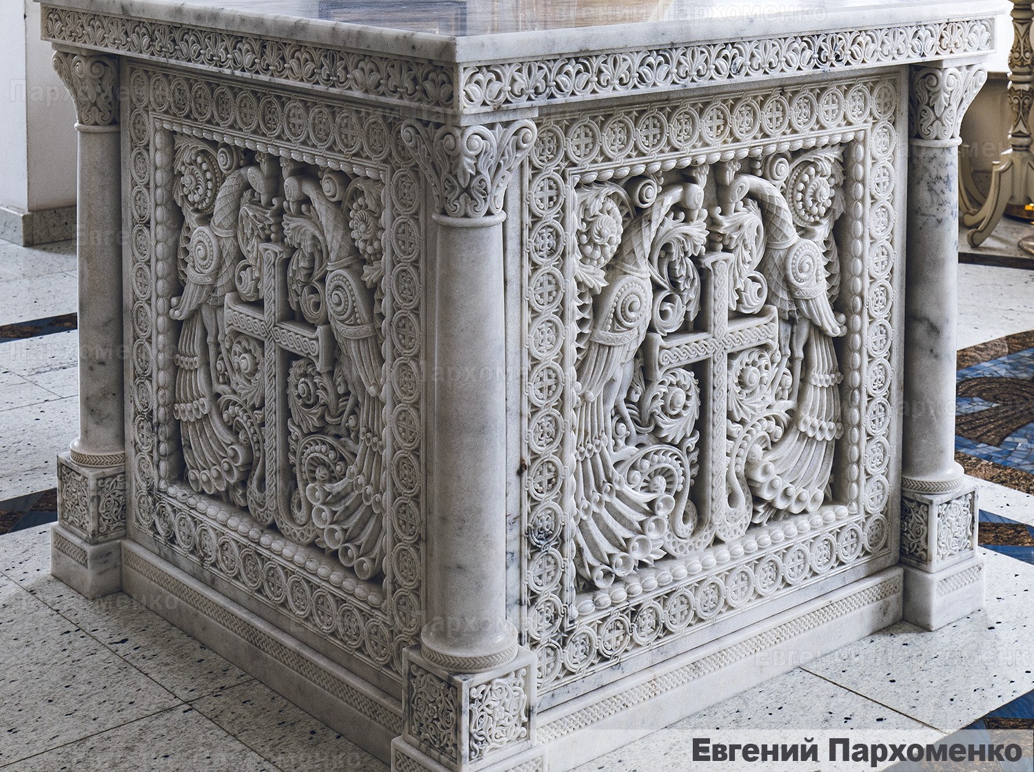 Мраморный престол со сложной резьбой по камню