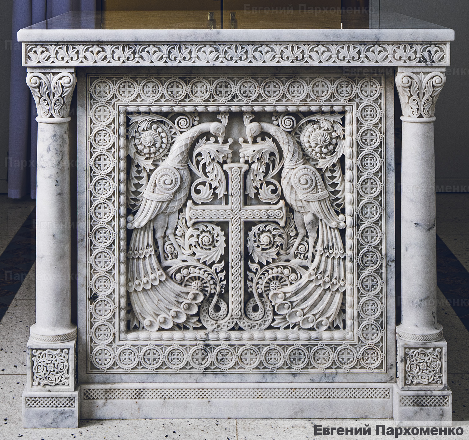 Мраморный престол с византийскими павлинами
