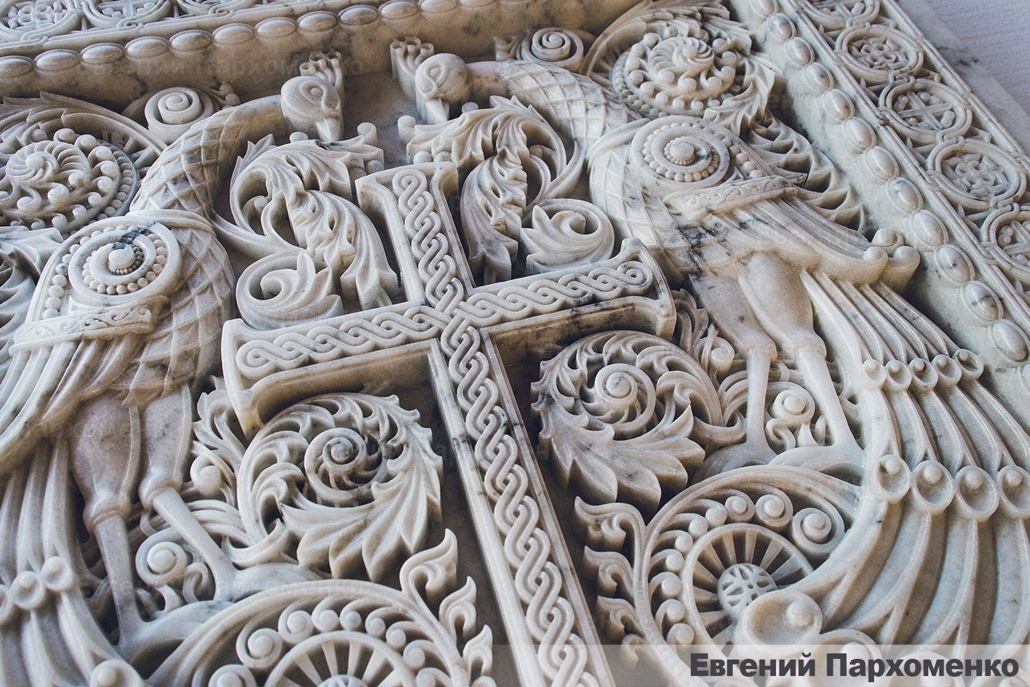 Резьба по мрамору для престола