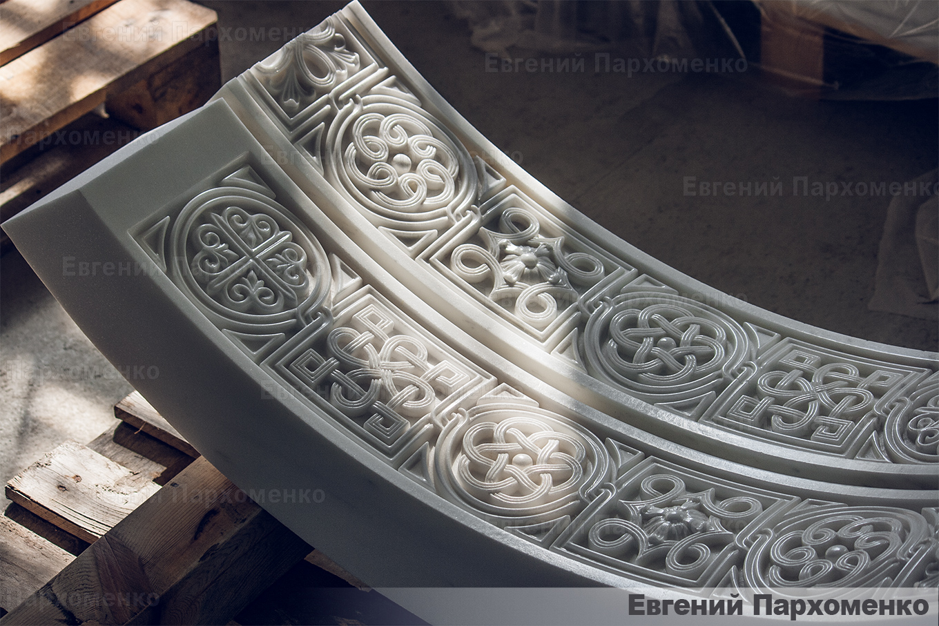 Резная арка из мрамора Тассос в византийском стиле плетенка