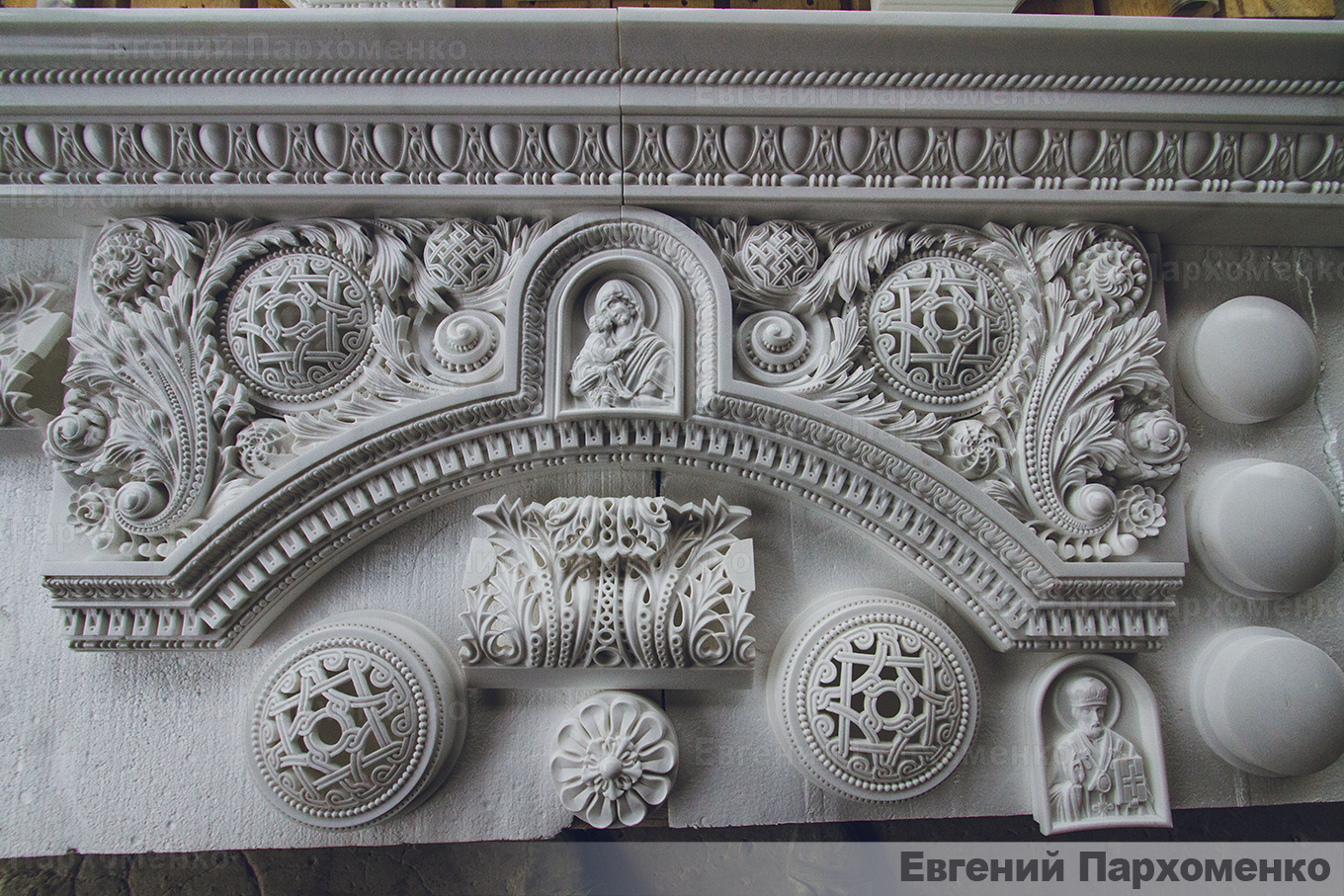 Детали иконостаса из мрамора в неовизантийском стиле