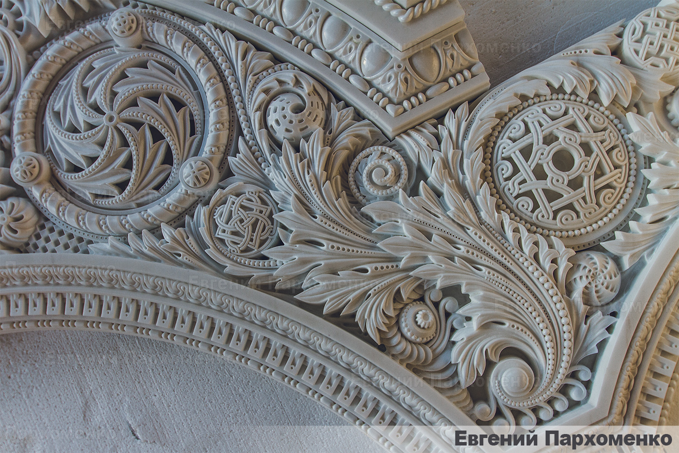 Неовизантийском орнамент на белом мраморе Тассос