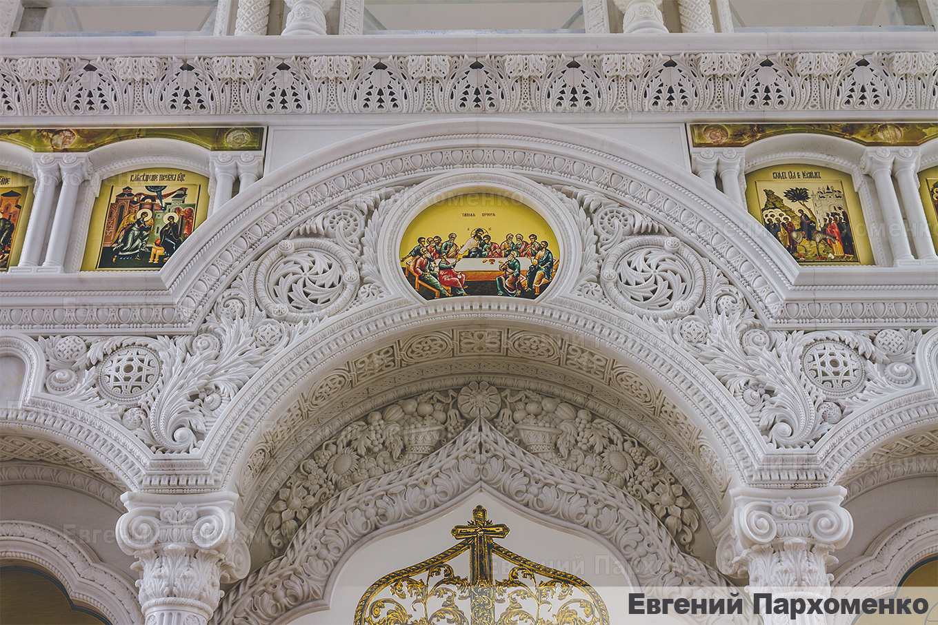 Центральная арка иконостаса из мрамора в неовизантийском стиле