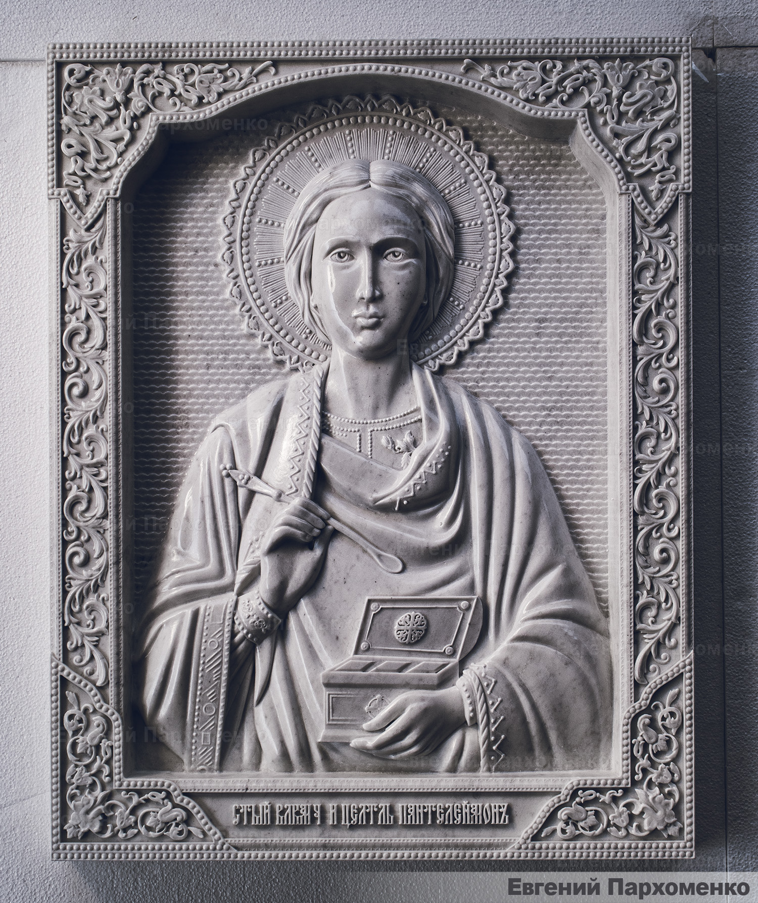 Изготовление иконы Святого Пантелеимона из белого мрамора Коелга