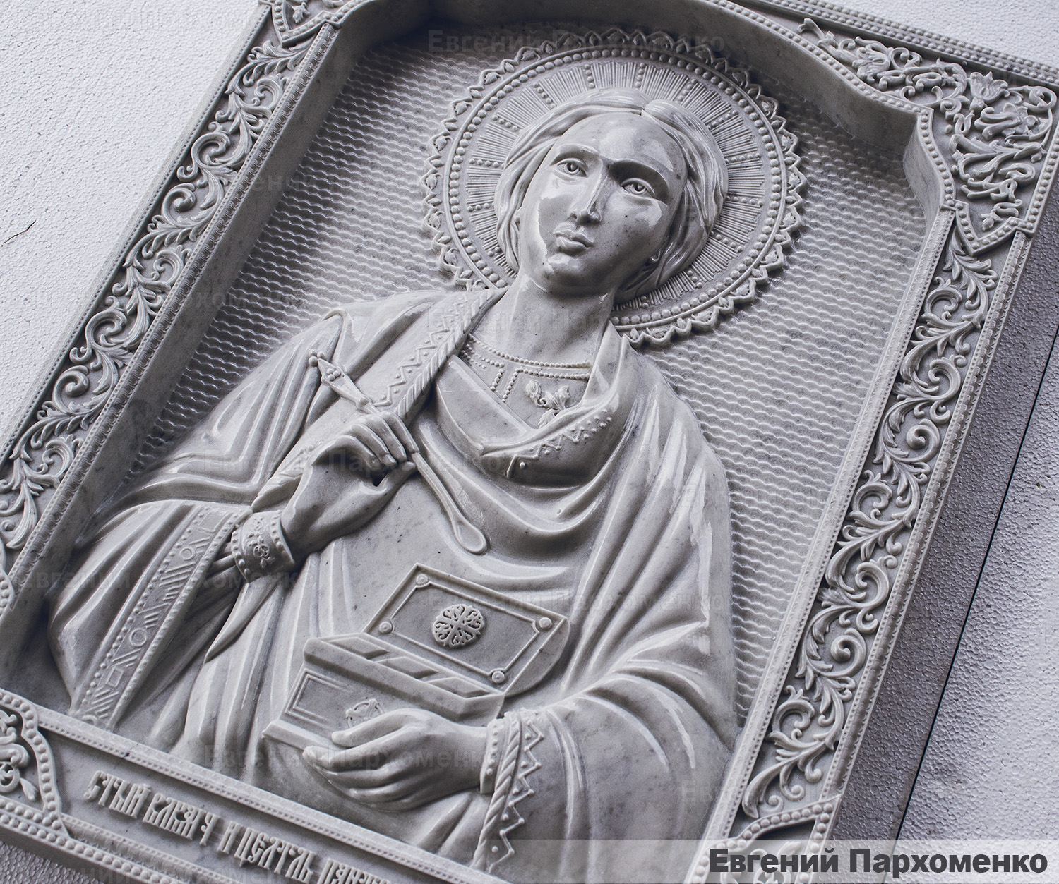 Большая резная икона Святого Пантелеимона из белого мрамора