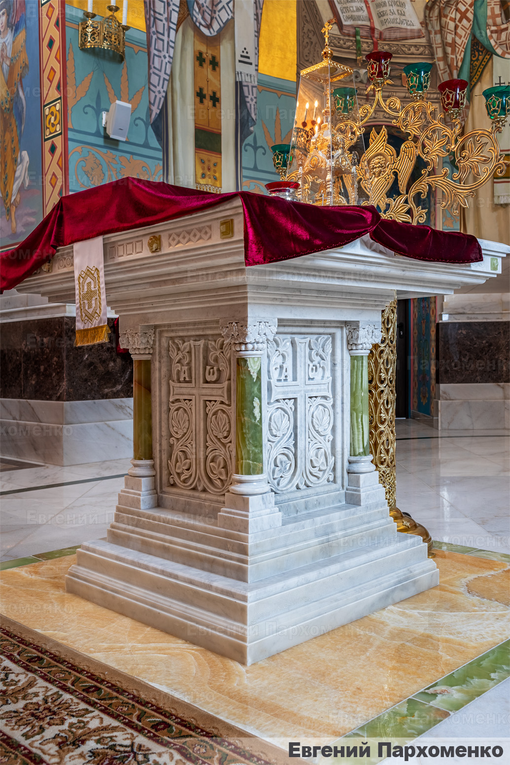 Византийский престоли из мрамора и оникса для храма