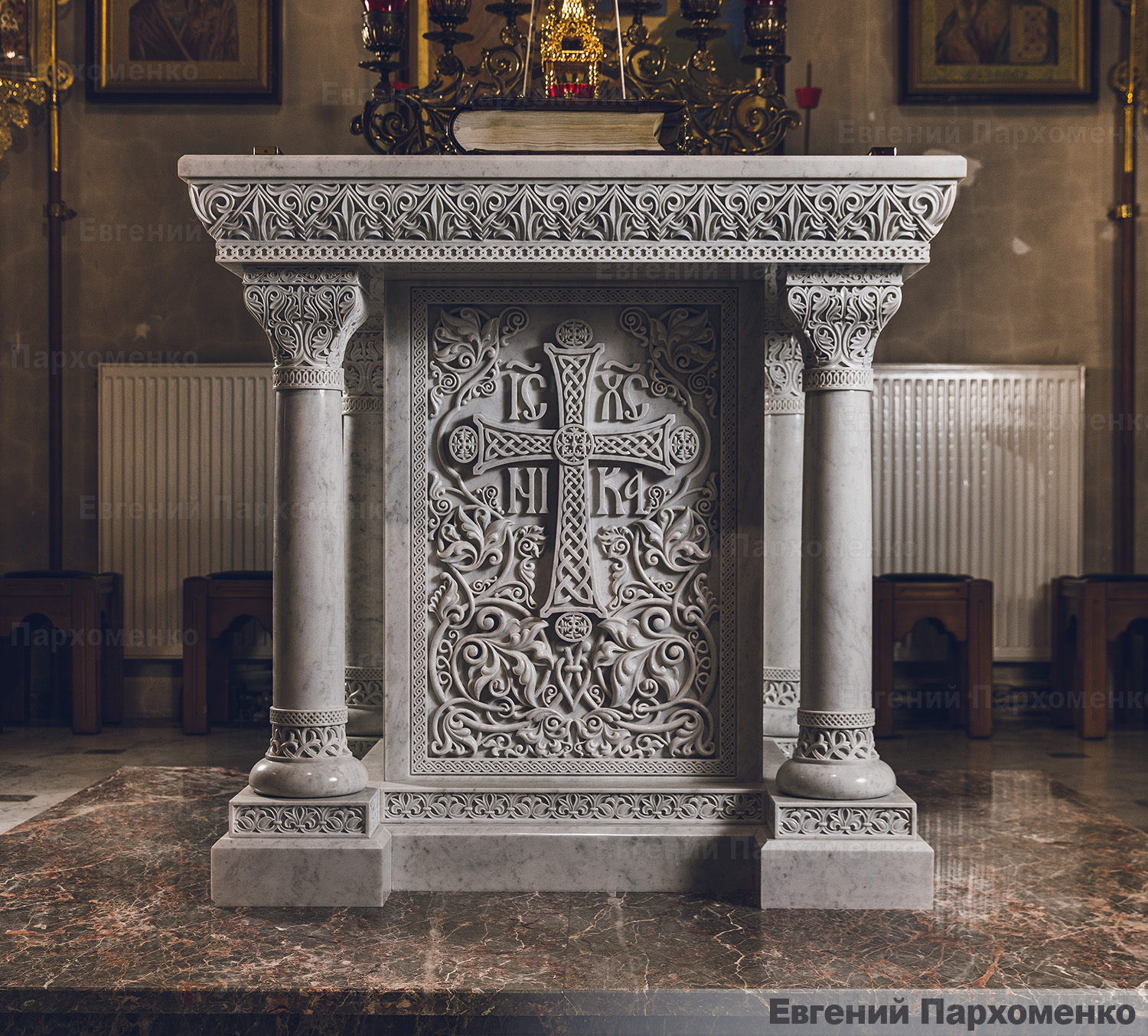 Резной престол из белого камня в византийском стиле для храма