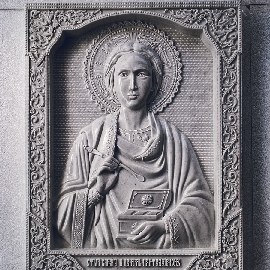 Икона Святого Пантелеимона из мрамора