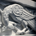 Орнамент из мрамора в виде резной птицы